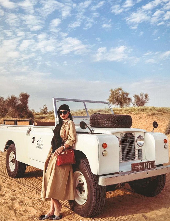 Shandy Aulia memilih menghabiskan waktu libur Lebarannya dengan berkunjung ke Dubai. Tampil cantik dan stylish, Shandy terlihat mengenakan sorban berwarna hitam dipadukan dengan dress coklat. Foto: Instagram/@shandyaulia