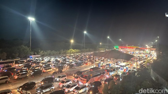 Arus Balik Malam Ini: Antrean Panjang Kendaraan Serbu Tol Cikampek
