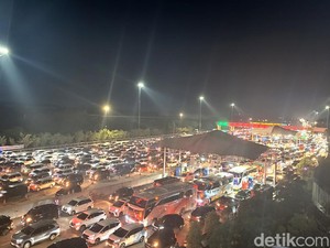 Puncak Arus Balik, Antrean Kendaraan Mengular di GT Cikampek Malam Ini