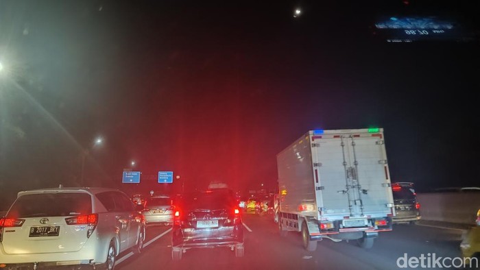 Lonjakan Lalu Lintas Membeludak di Tol Japek saat Puncak Arus Balik Malam Ini