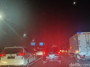 Padatnya Tol Japek Menuju Jakarta saat Puncak Arus Balik Malam Ini