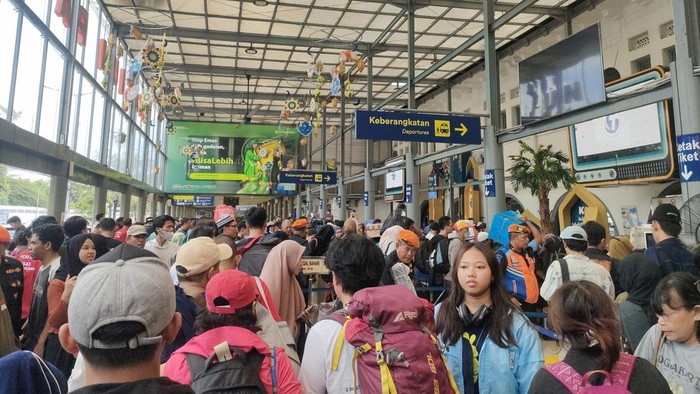 Stasiun Pasar Senen dipadati pemudik dan pendatang di hari terakhir cuti Lebaran