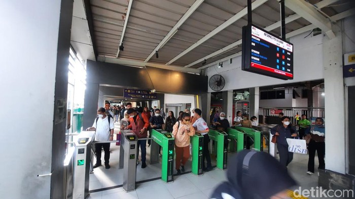 KRL Padat Penumpang di Stasiun Sudirman Menjelang Akhir Cuti Lebaran