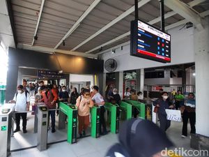 Hari Terakhir Cuti Lebaran, Stasiun Sudirman Dipadati Pengguna KRL