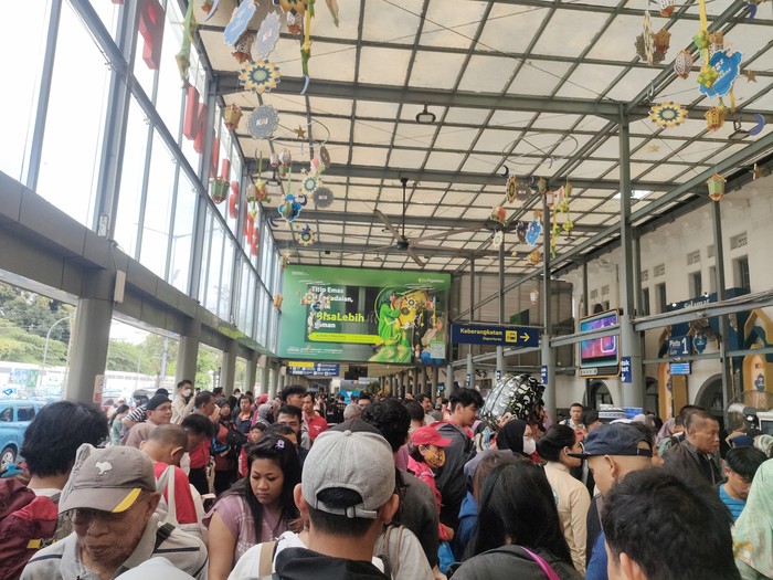 Suasana di Stasiun Pasar Senen pada Senin (15/4/2024)-(Dwi/detikcom)