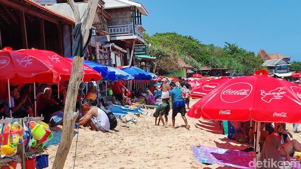 Suasana Pantai Indrayanti Gunungkidul saat libur Lebaran, Senin (15/4/2024)