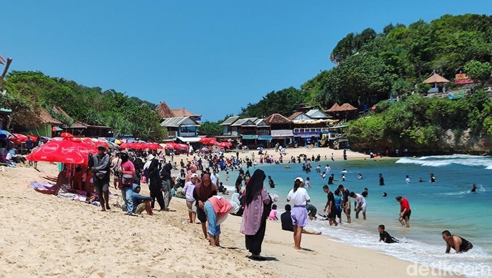 Suasana Pantai Indrayanti Gunungkidul saat libur Lebaran, Senin (15/4/2024)