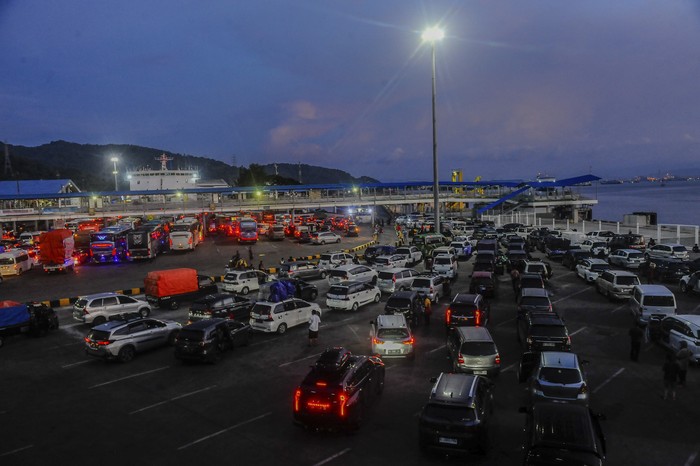 Sejumlah kendaraan roda empat antre menunggu kapal bongkar muat di Pelabuhan Merak, Kota Cilegon, Banten, Senin (15/4/2024). PT ASDP Indonesia Ferry (Persero) mencatat pada 14 April 2024 sebanyak 38.388 unit kendaraan roda dua dan roda empat telah diseberangkan dari Pelabuhan Bakauheni ke Pelabuhan Merak. ANTARA FOTO/Muhammad Bagus Khoirunas/YU