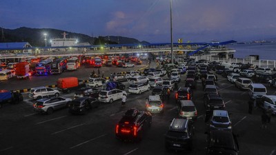 Suasana Puncak Arus Balik di Pelabuhan Merak