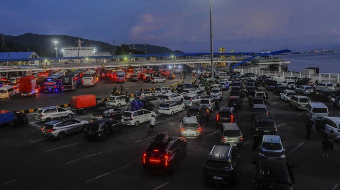 Sejumlah kendaraan roda empat antre menunggu kapal bongkar muat di Pelabuhan Merak, Kota Cilegon, Banten, Senin (15/4/2024). PT ASDP Indonesia Ferry (Persero) mencatat pada 14 April 2024 sebanyak 38.388 unit kendaraan roda dua dan roda empat telah diseberangkan dari Pelabuhan Bakauheni ke Pelabuhan Merak. ANTARA FOTO/Muhammad Bagus Khoirunas/YU