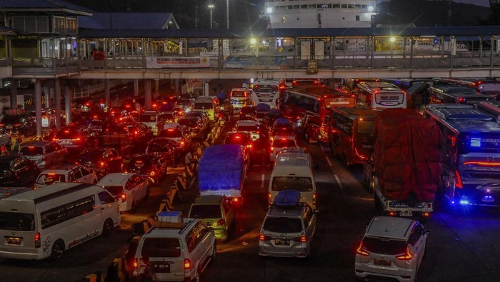 Sejumlah kendaraan roda empat antre menunggu kapal bongkar muat di Pelabuhan Merak, Kota Cilegon, Banten, Senin (15/4/2024). PT ASDP Indonesia Ferry (Persero) mencatat pada 14 April 2024 sebanyak 38.388 unit kendaraan roda dua dan roda empat telah diseberangkan dari Pelabuhan Bakauheni ke Pelabuhan Merak. ANTARA FOTO/Muhammad Bagus Khoirunas/YU