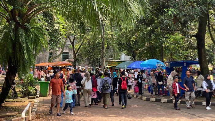 Mudik usai Lebaran, Ida Carter Bergegas Bawa Cucu Menikmati Ragunan