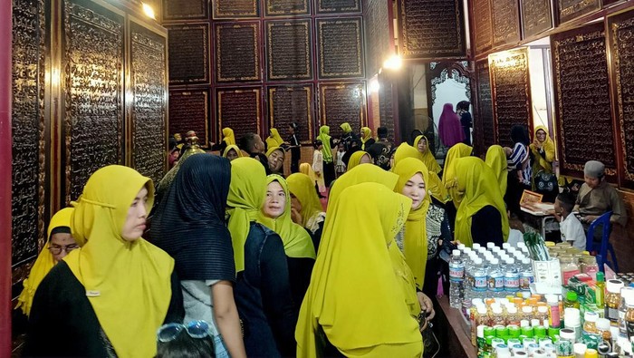 Suasana wisatawan datang berkunjung ke Museum Bayt Al-Quran Al-Akbar.