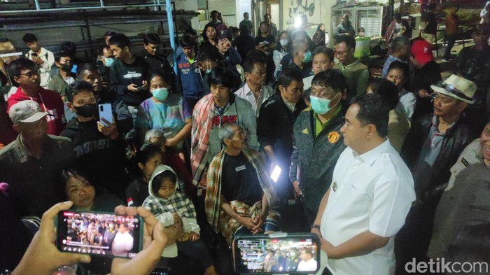 Pj Gubernur Bahtiar Baharuddin (berkostum putih) dan Bupati Tana Toraja Theofilus Allorerung (mengenakan masker) saat mengunjungi keluarga korban longsor di Rumah Sakit Lakipadada.
