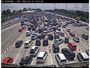 Gerbang Tol Cikampek Utama Arah Jakarta Macet