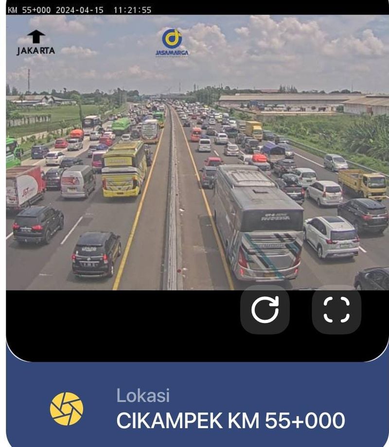 Tangkapan layar live CCTV Travoy di ruas Tol Cikampek arah Jakarta pada Senin (15/4/2024)