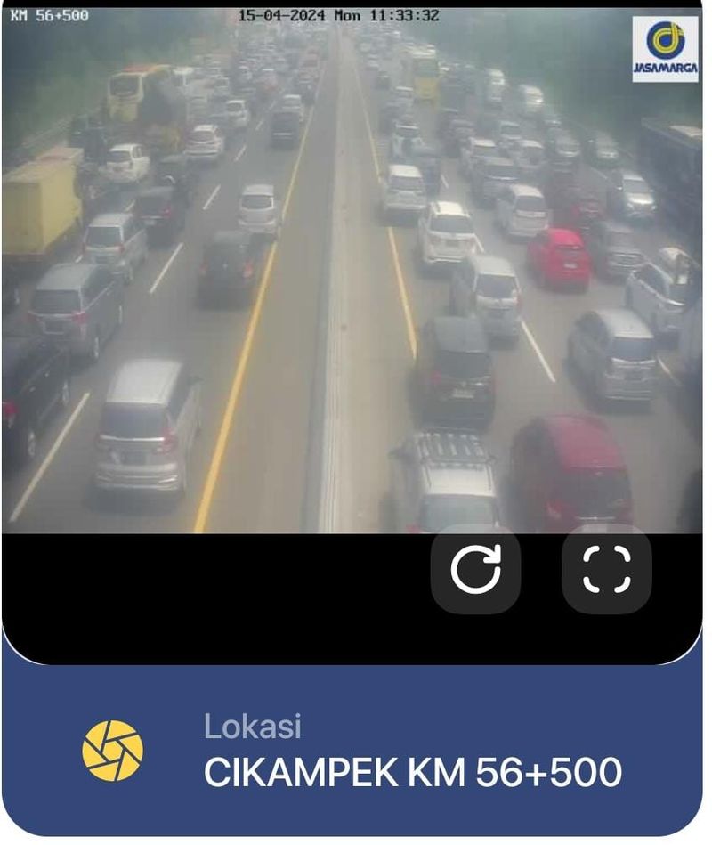 Tangkapan layar live CCTV Travoy di ruas Tol Cikampek arah Jakarta pada Senin (15/4/2024)