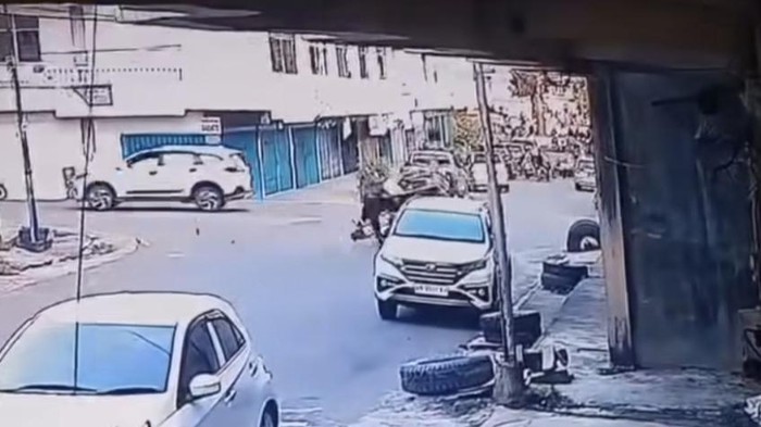 Tangkapan layar video Kapolsek dan Kasat Lantas Polres Kuansing jatuh.(Foto: screenshot video)