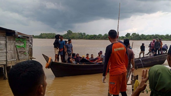 Tim SAR mengevakuasi jasad bocah Aizah yang tenggelam di Sungai Batanghari.