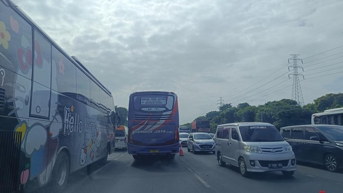 Tol Jakarta Cikampek arah Cikampek macet imbas contraflow ke Jakarta