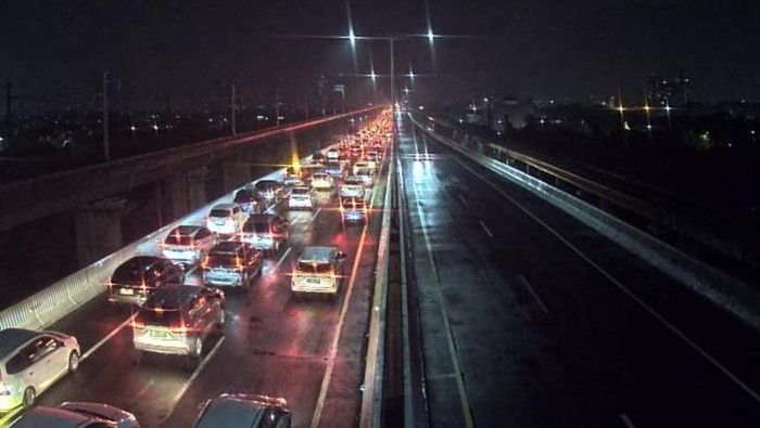 Kemacetan Parah Melanda Tol Layang MBZ Arah Jakarta Seiring Tingginya Arus Balik Lebaran