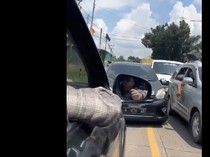 Toyota Agya Lawan Arah Kena Batunya! Dipukul Mundur Mobil Lain