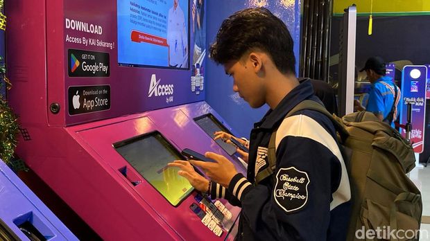 Transaksi digital, memudahkan pemudik untuk membeli tiket KA dan oleh-oleh.