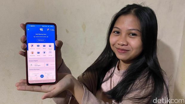 Transaksi digital, memudahkan pemudik untuk membeli tiket KA dan oleh-oleh.