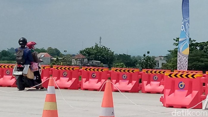Emak-emak pemotor dihalau polisi karena memasuki exit tol Ngawen, Kecamatan Ngawen, Klaten, Senin (15/4/2024).