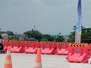 Detik-detik Emak-emak Pemotor Terobos Tol Fungsional di Klaten Disetop Polisi