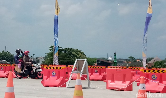 Emak-emak pemotor dihalau polisi karena memasuki exit tol Ngawen, Kecamatan Ngawen, Klaten, Senin (15/4/2024).