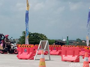 Emak-emak Bawa Motor Nekat Terobos Tol, Dihalau Pak Polisi Deh!