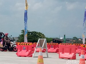 Emak-emak Bawa Motor Nekat Terobos Tol, Dihalau Pak Polisi Deh!