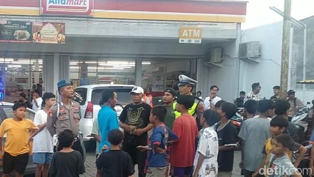 Viral perang-perangan pistol mainan di Lombok Barat berujung tawuran warga.