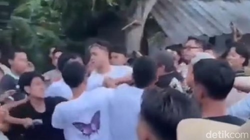 Viral perang-perangan pistol mainan di Lombok Barat berujung tawuran warga.