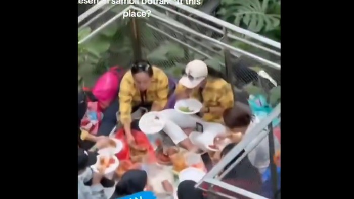 Waduh! Emak-emak Makan Lesehan di Jewel Changi Airport Singapura