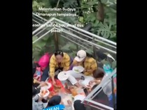 Waduh! Emak-emak Makan Lesehan di Jewel Changi Airport Singapura