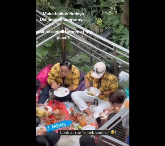 Waduh! Emak-emak Makan Lesehan di Jewel Changi Airport Singapura