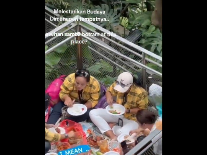 Waduh! Emak-emak Makan Lesehan di Jewel Changi Airport Singapura