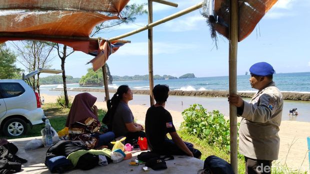 Wisatawan padati Pantai Balekambang dan Pantai Parangdowo Malang.