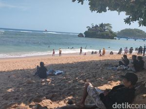 Libur Lebaran, Ribuan Wisatawan Padati Pantai Balekambang Malang