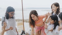 Kebahagiaan menyelimuti pemain serial Open BO tersebut. Foto: instagram Wulan Guritno