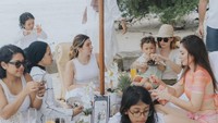 Mereka sangat menikmati keceriaan hari itu. Foto: instagram Wulan Guritno