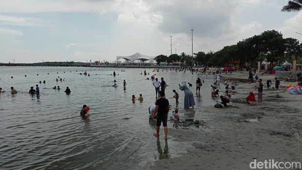 Yusuf (35), warga Bogor, Jawa Barat sengaja datang ke Ancol di hari terakhir cuti Lebaran supaya tidak terlalu ramai (Taufiq Syarifudin/detikcom)