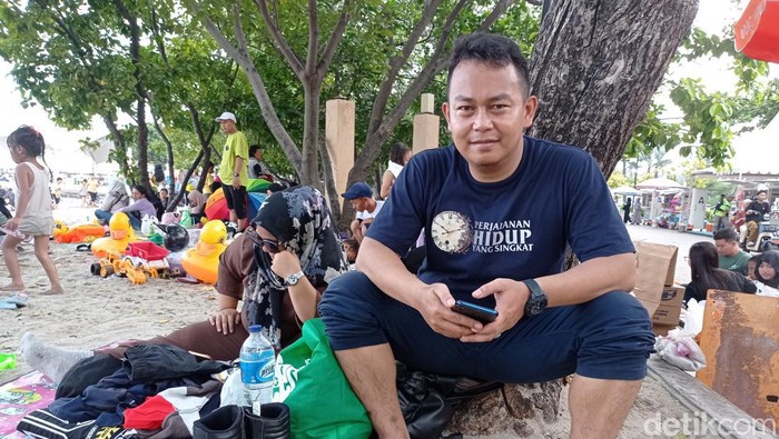 Yusuf (35), warga Bogor, Jawa Barat sengaja datang ke Ancol di hari terakhir cuti Lebaran supaya tidak terlalu ramai (Taufiq Syarifudin/detikcom)