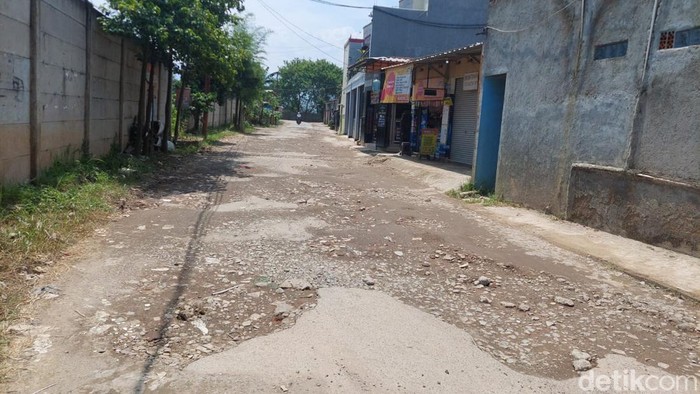 Akses jalan menuju Stasiun Kereta Cepat Tegalluar via Cibiru Hilir-Cimekar mengalami kerusakan yang cukup parah.