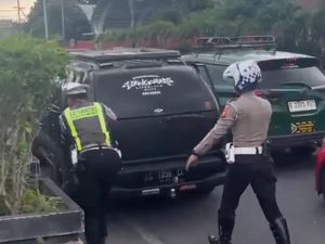 Aksi Polisi Kota Kediri Bantu Kendaraan Pemudik Mogok hingga Kehabisan BBM