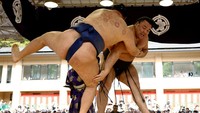 Para pegulat tersebut mendorong satu sama lain untuk mencoba melempar musuhnya. Tujuannya adalah untuk memaksa lawan keluar dari ring atau lingkaran, sehingga memenangkan pertandingan.  