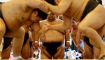 Aksi Pegulat Sumo di Turnamen Honozumo Jepang