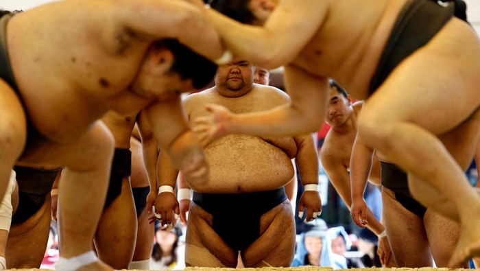 Aksi Pegulat Sumo di Turnamen Honozumo Jepang Sumo wrestlers take part is a training session before the